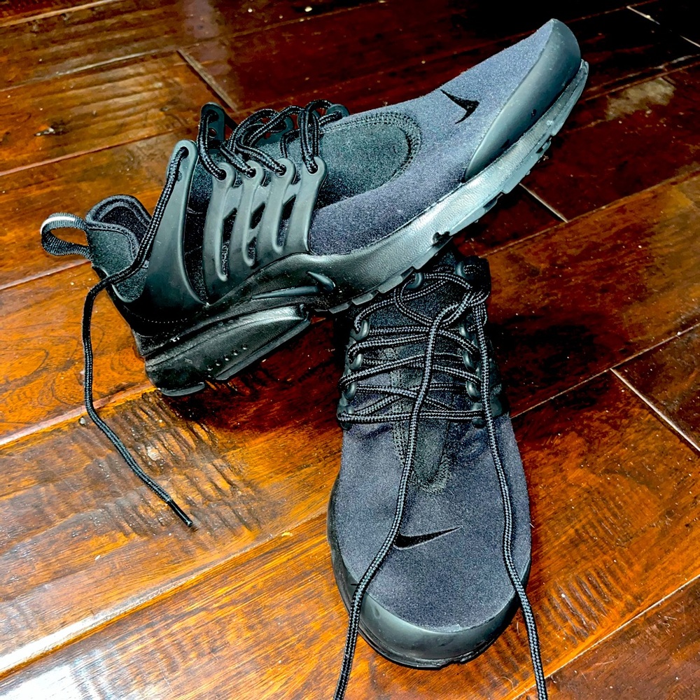 Size 9 women’s black Nike running shoes